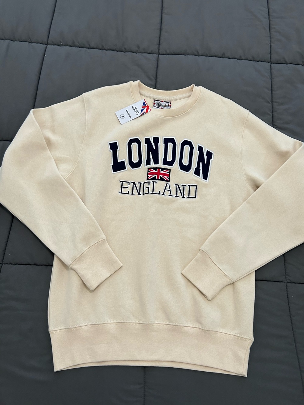 Unisex London England Cream Crewneck Sweater. Size Medium